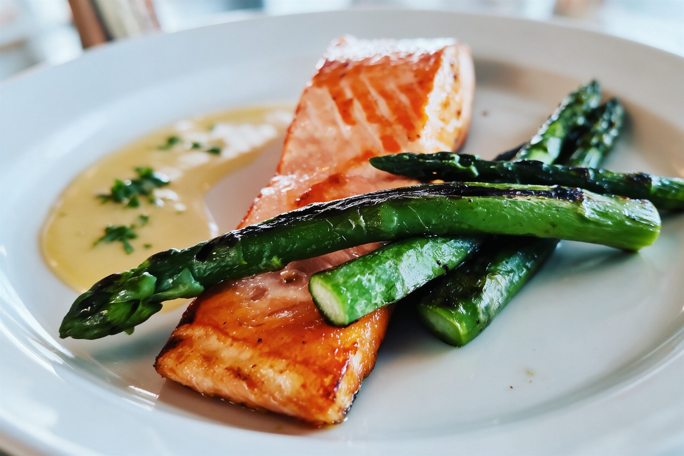 Pescado a la plancha con espárragos